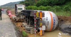 廣西百色：液氨運輸罐車高速路側(cè)翻 消防緊急處置